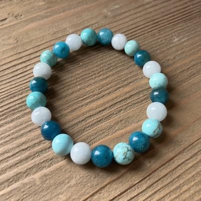 Chakra de la Gorge : les Pierres bleues en Lithothrapie et le Bracelet compos en perles naturelles