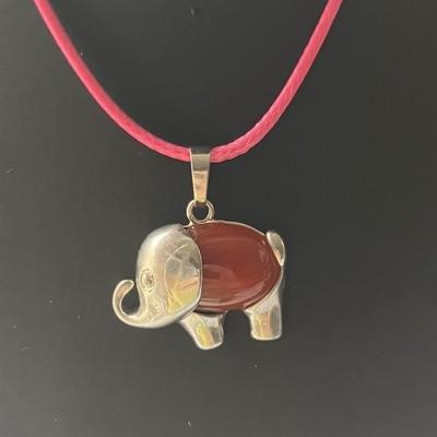 CORNALINE ELEPHANT PENDENTIF