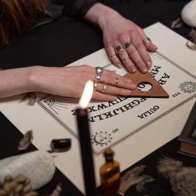 Planche Ouija pour communiquer avec les esprits dfunts : est ce dangereux ?