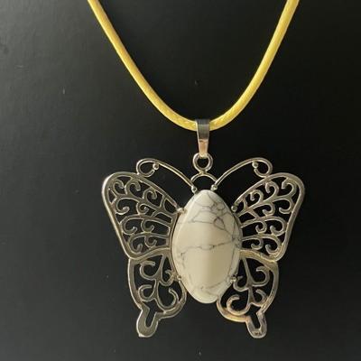 HOWLITE PAPILLON PENDENTIF