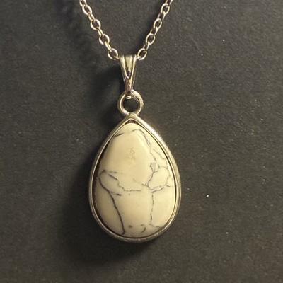 HOWLITE PENDENTIF