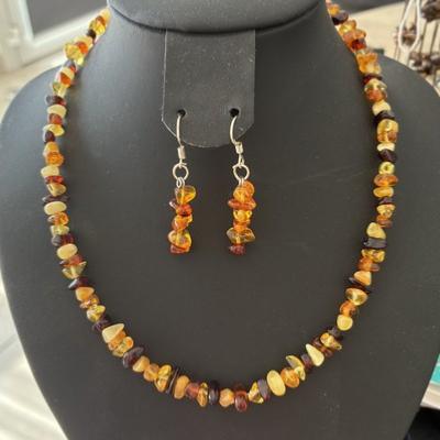 PARURE COLLIER ET BO AMBRE
